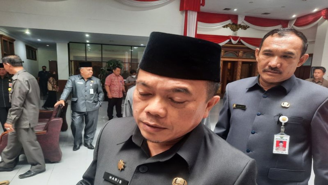 Gubernur Jambi Al Haris saat diwawancarai beberapa waktu lalu, Senin (ANTARA/Nanang Mairiadi)