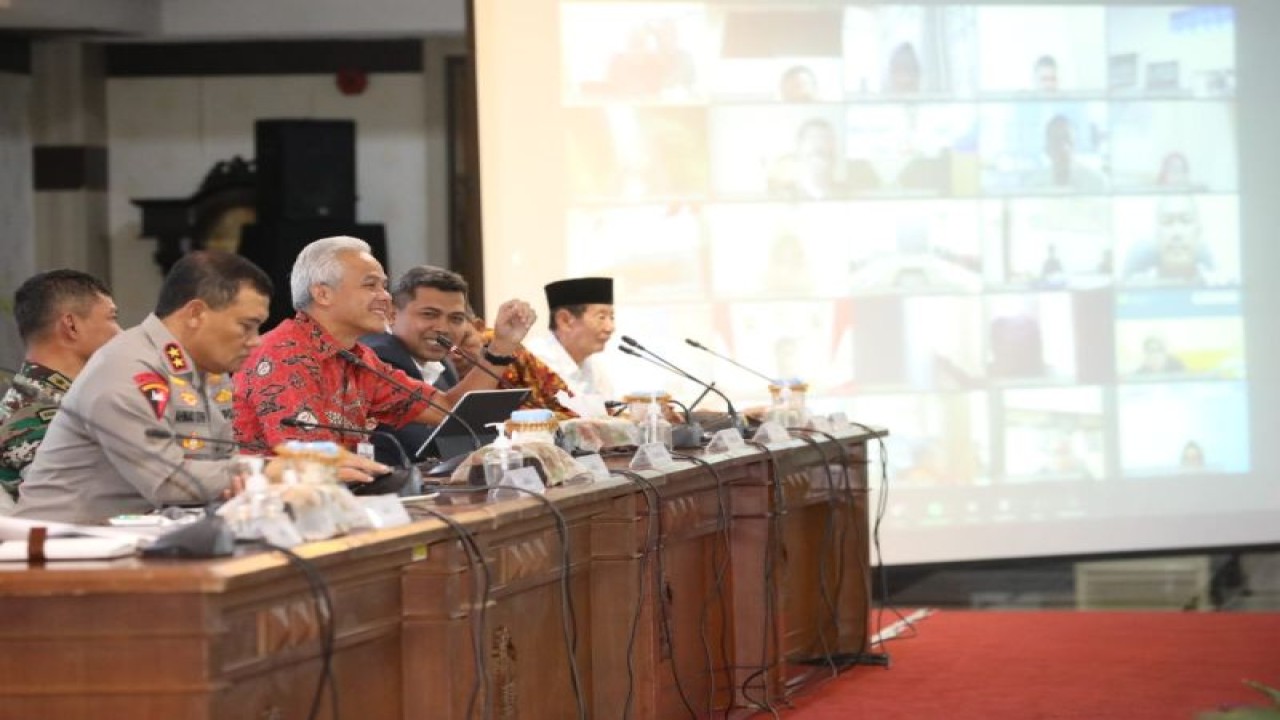 Gubernur Jawa Tengah Ganjar Pranowo memimpin Rapat Forum Koordinasi Pimpinan Daerah Provinsi Jateng di Semarang, Jumat (31/3/2023). (ANTARA/HO-Humas Pemprov Jateng)