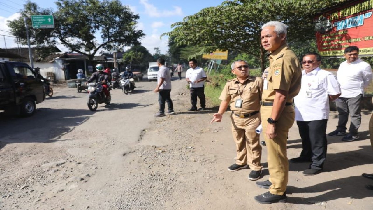 Gubernur Jawa Tengah Ganjar Pranowo mengecek perbaikan jalan rusak tingkat provinsi di wilayah Kabupaten Sragen, Jateng, Senin (13/3/2023). ANTARA/HO-Humas Pemprov Jateng