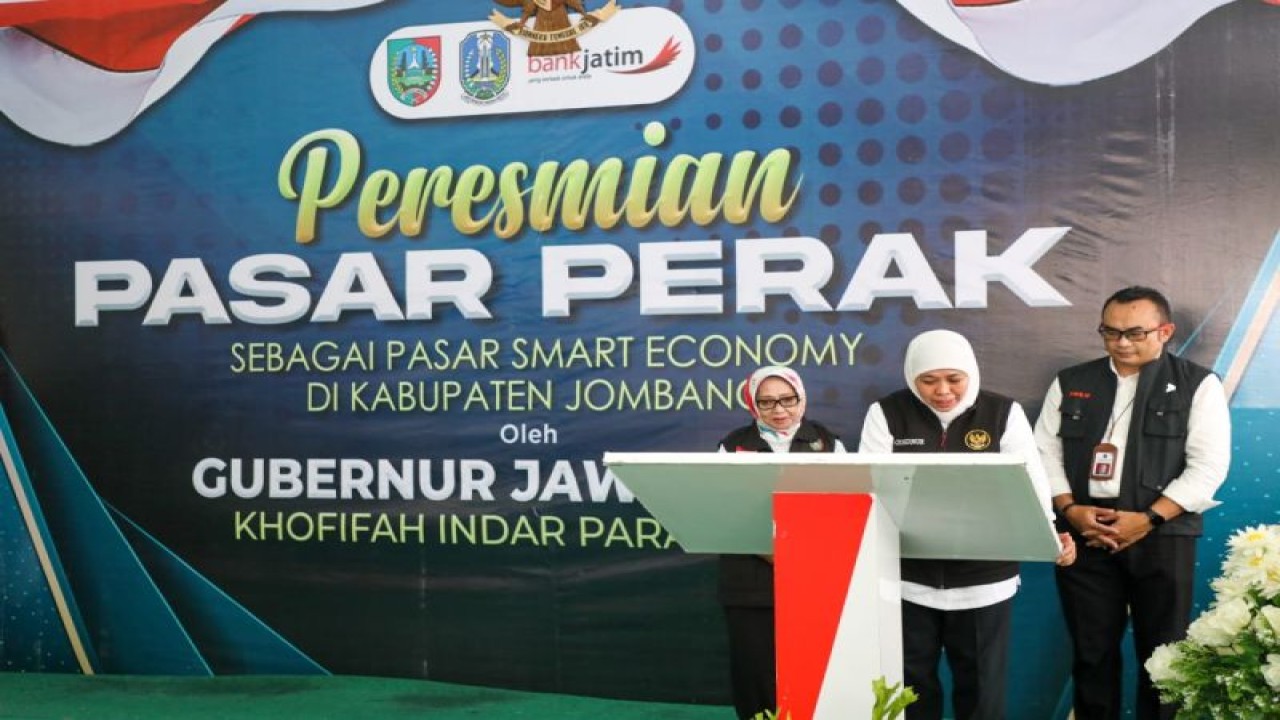 Gubernur Jawa Timur (Jatim) Khofifah Indar Parawansa saat peresmian Pasar Perak, Kabupaten Jombang, Jawa Timur. ANTARA/HO-Pemprov Jatim.