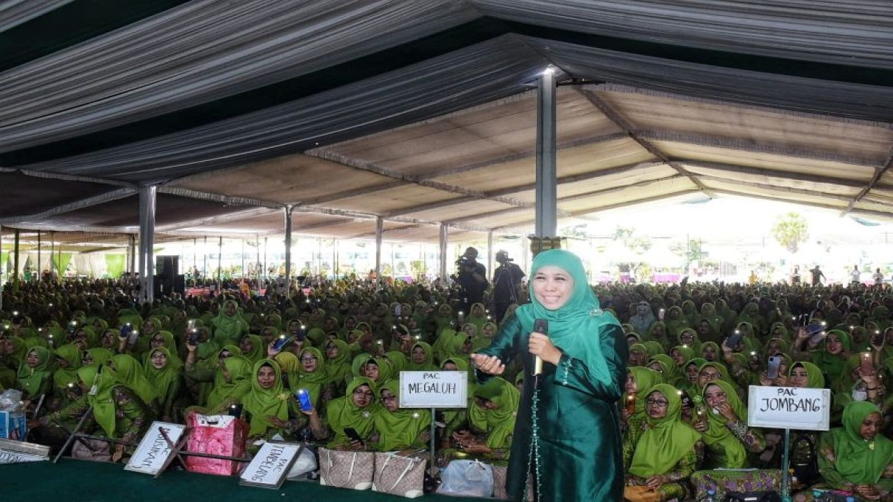 Gubernur Jatim Khofifah Indar Parawansa dalam acara Tahlil Kubro  dan Pelantikan Pengurus Cabang (PC) Muslimat NU Jombang masa khidmat 2022-2027, Pengurus Anak Cabang (PAC) Muslimat NU se-Kabupaten Jombang masa khidmat 2021-2026 di Jombang, Minggu (12/3/2023). ANTARA/ HO-Pemprov Jatim