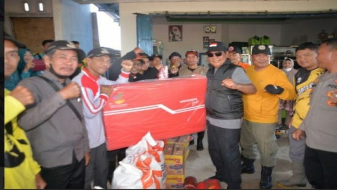 Gubernur Kalimantan Selatan H Sahbirin Noor bersama Penjabat Bupati Barito Kuala Mujiyat menyalurkan bantuan untuk warga terdampak banjir di Kecamatan Jejangkit dan Mandastana, Sabtu (18/3/2023).Foto:ANTARA/HO-DISKOMINFO BATOLA.