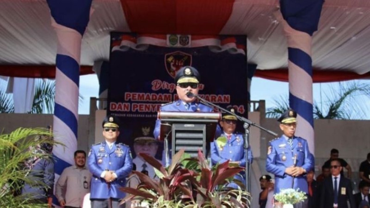 Gubetnur Kaltim Isran Noor saat mempimpin upacara pada Peringatan HUT Pemadam Kebakaran (Damkar) dan Penyelamatan ke 104 di Bontang. (Biro Adpim Pemprov Kaltim)