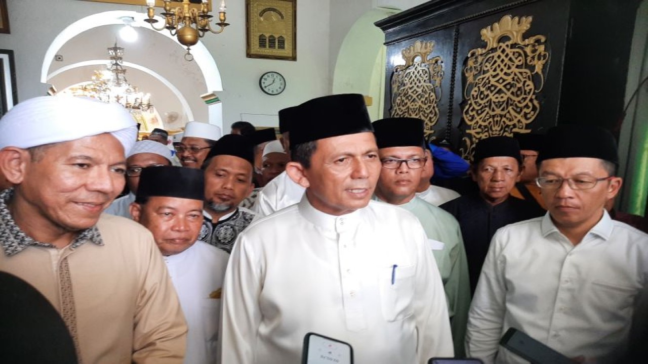 Gubernur Kepri Ansar Ahmad didampingi Kepala Diskominfo Hasan (kanan). (Ogen)