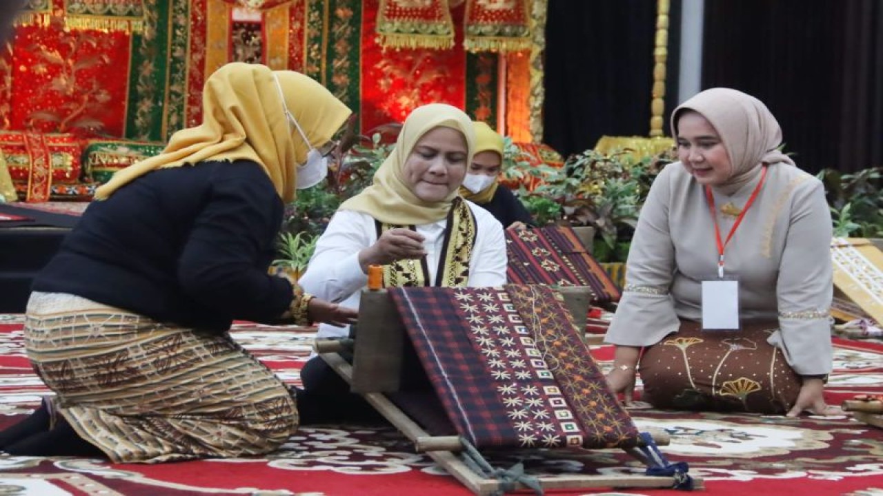 Ibu Negara Iriana Jokowi bersama Ketua Dekranasda Provinsi Lampung Riana Sari tengah mencoba membuat Tapis Lampung. Bandarlampung, Rabu (8/3/2023). ANTARA/HO.