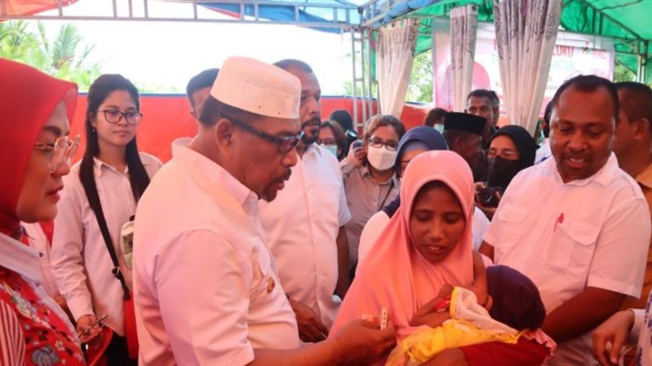 Gubernur Maluku saat menyambangi pasien penderita gizi buruk di SBT, Maluku (Antara/DedyAzis)