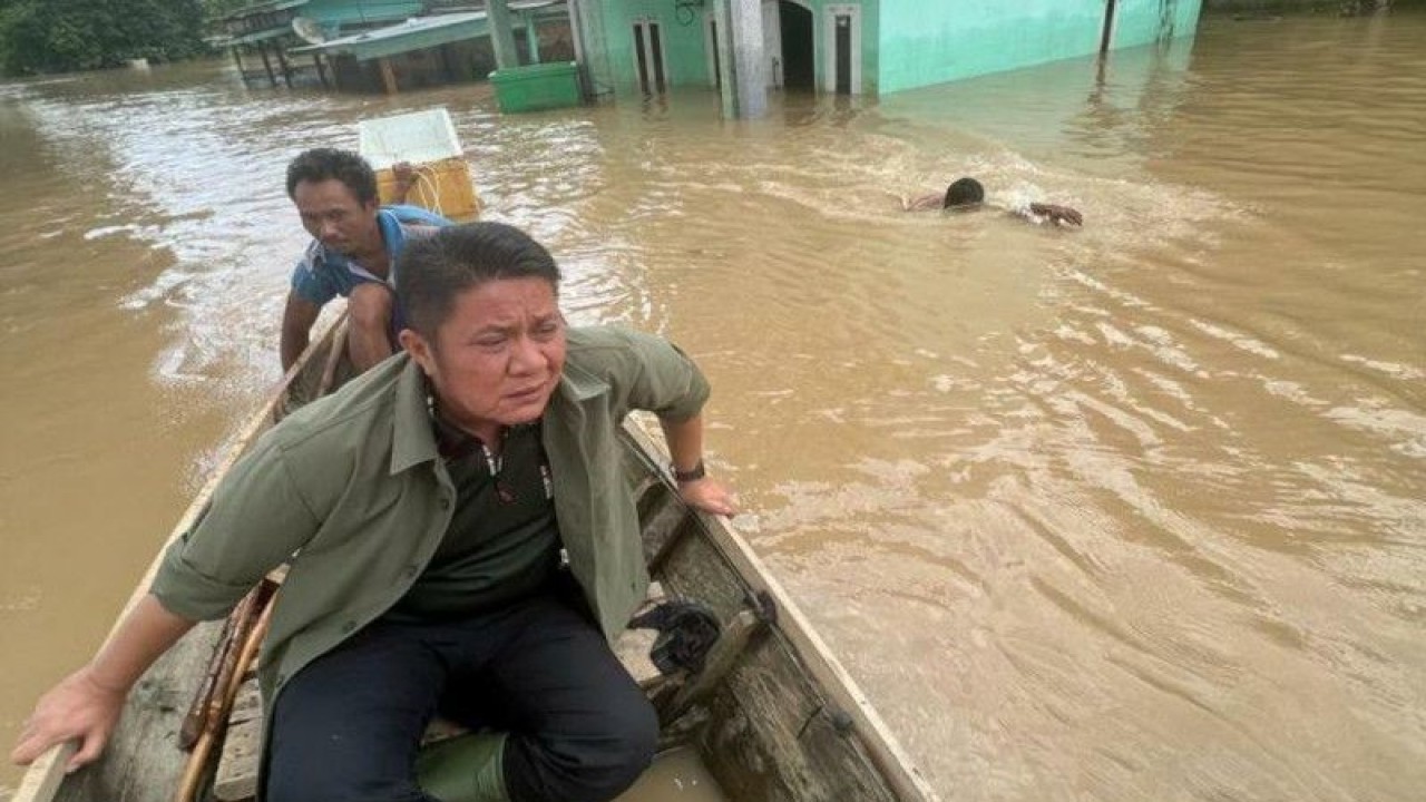 Gubernur Sumatera Selatan Herman Deru meninjau lokasi banjir akibat luapan sungai kelingi di Kabupaten Musi Rawas - Musi Banyuasin, Rabu (15/3/2023) (ANTARA/HO-Humas Pemprov Sumsel)