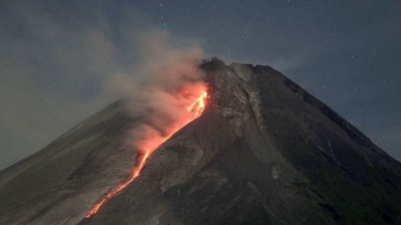 Guguran lava pijar Gunung Merapi terlihat dari Turi, Sleman, DI Yogyakarta, Senin (13/3/2023). Menurut data BPPTKG periode pengamatan 13 Maret 2023 pukul 00.00-06.00 WIB telah terjadi 30 kali guguran lava pijar dengan jarak luncuran maksimal 1.100 meter ke arah barat. (ANTARA FOTO/Hendra Nurdiyansyah/nym)