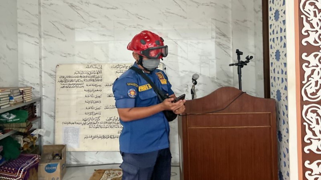 Personel Gulkarmat Jakarta Selatan melakukan sosialisasi antisipasi kebakaran di sejumlah masjid di Jakarta, Senin (27/3/2023). ANTARA/HO-Gulkarmat Jakarta Selatan