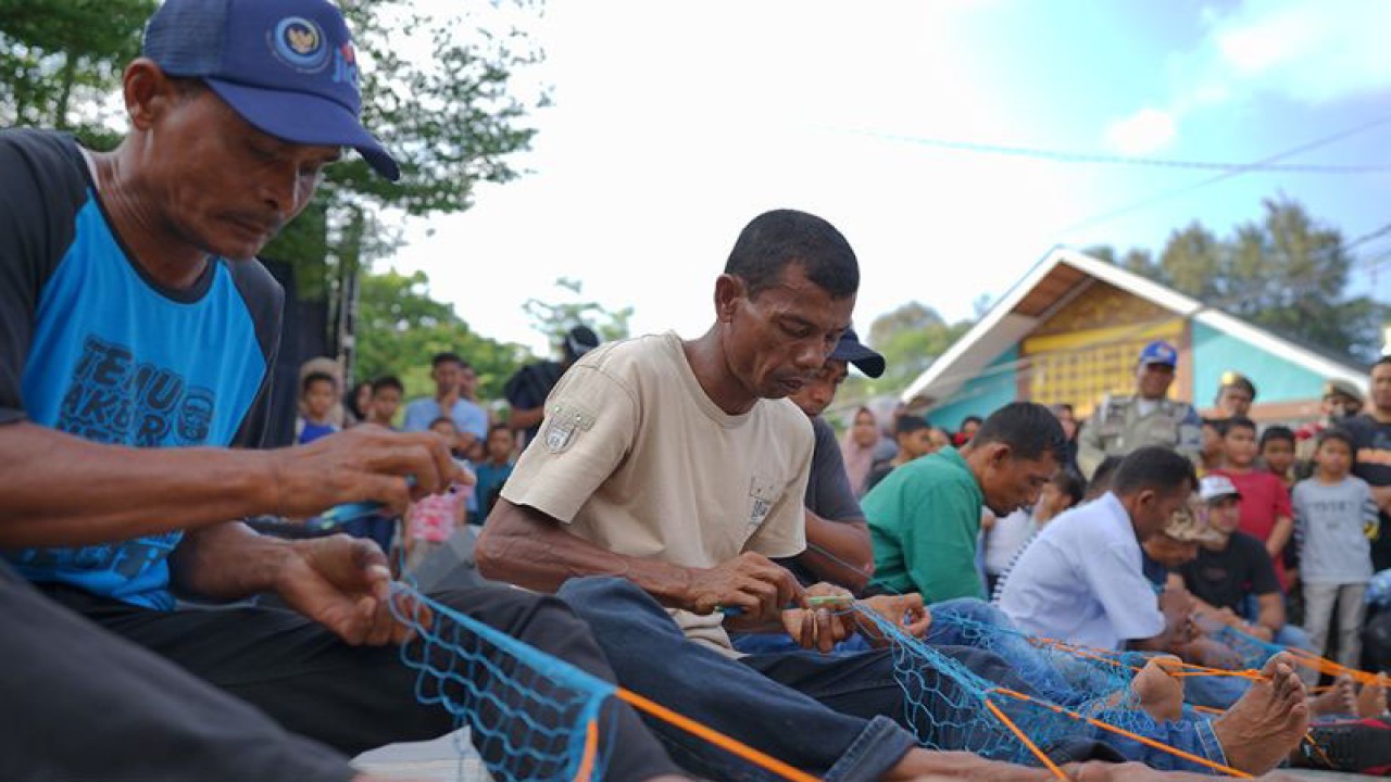 Warga mengikuti perlombaan merajut jaring atau cop pukat dalam rangka Sabang Marine Festival 2023 di Tugu Merah Putih, Kota Sabang, Aceh, Sabtu (18/3/2023). (ANTARA/Khalis Surry)