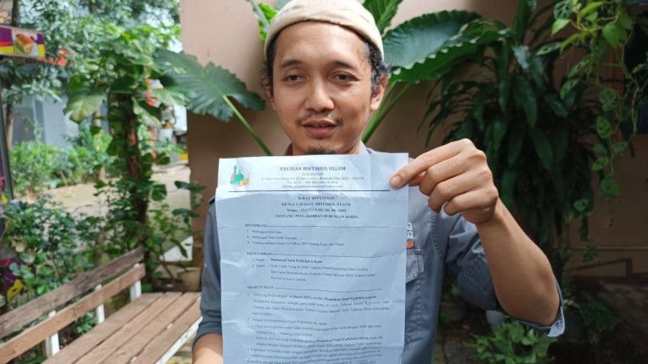 Guru SMK Telkom Sekar Kemuning, Kota Cirebon, Muhammad Sabil Fadhilah menunjukkan surat pemecatannya di Cirebon, Jawa Barat, Rabu (15/3/2023). (FOTO ANTARA/Khaerul Izan)