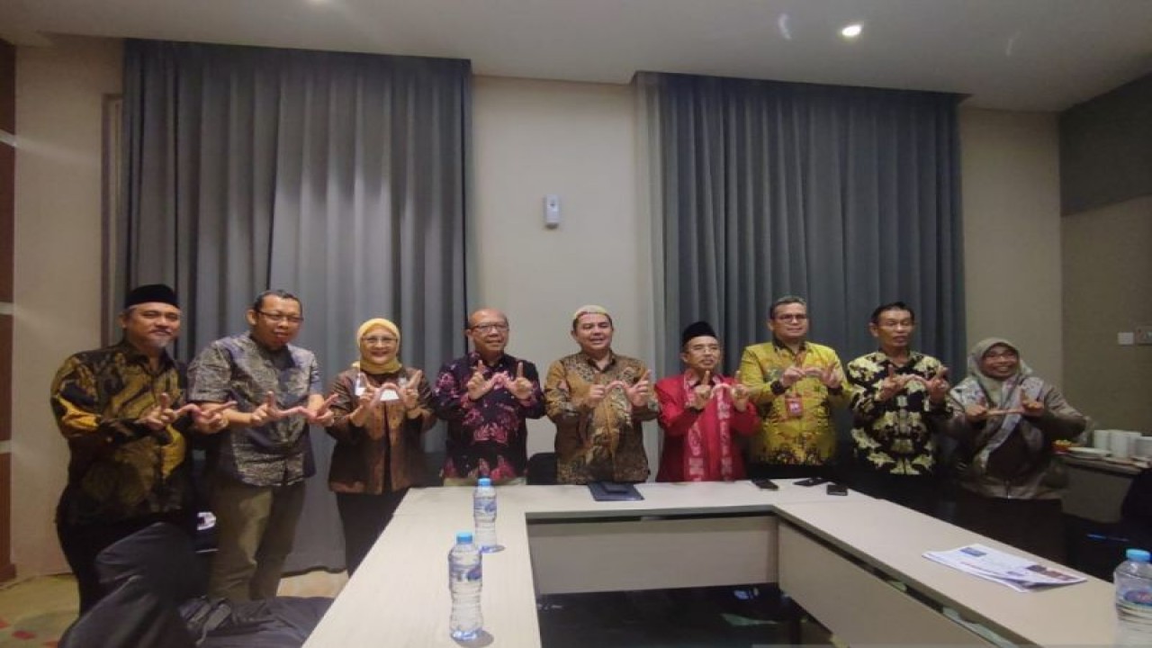 Pimpinan Gerakan Wakaf Indonesia bersama pimpinan Bank Jatim Syariah di sela saat kegiatan program wakif gathering di Surabaya, Selasa (21/3/2023). (ANTARA/Willi Irawan)