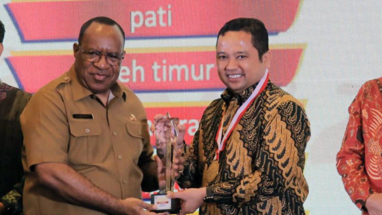 Wali Kota Tangerang, H. Arief R. Wismansyah, menerima langsung penghargaan yang diserahkan oleh Wakil Menteri Dalam Negeri Republik Indonesia, John Wempi Wetipo.(ANTARA)