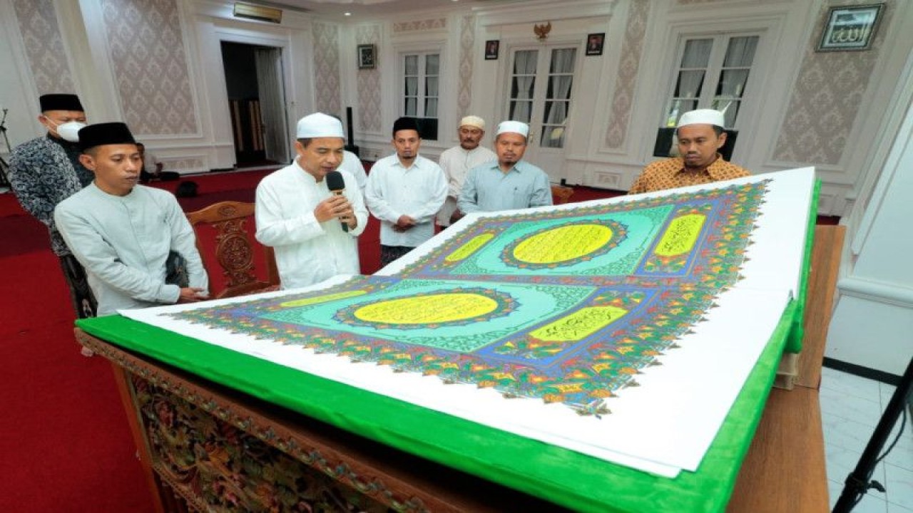 Sejumlah hafiz menggelar khotmil Quran dengan membaca Al Quran raksasa selama Ramadhan 1444 Hijriah di rumah dinas Wali Kota Probolinggo, Jatim, Hadi Zainal Abidin, Jumat (24/3/2023). (FOTO ANTARA/HO-Diskominfo Kota Probolinggo)