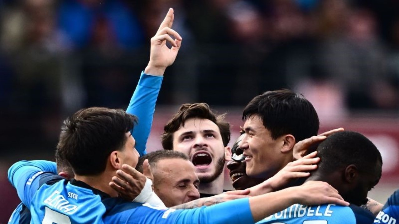 Para pemain Napoli melakukan selebrasi setelah Tanguy Ndombele (depan Kanan) mencetak gol dalam pertandingan pekan ke-27 Liga Italia lawan Torino di Olimpic Stadium pada 19 Maret 2023. ANTARA/AFP/MARCO BERTORELLO