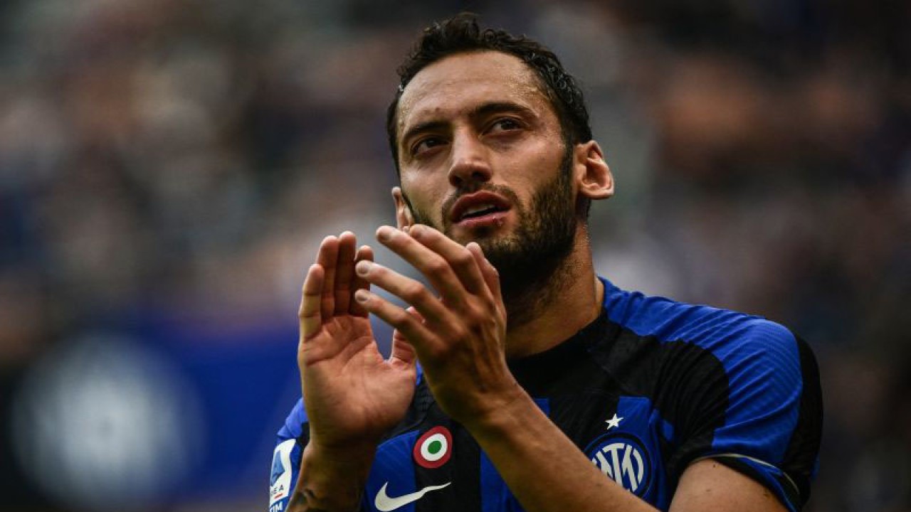 Gelandang Inter Milan asal Turki Hakan Calhanoglu dalam pertandingan lawan Salernitana pada 16 Oktober 2022. ANTARA/AFP/MIGUEL MEDINA