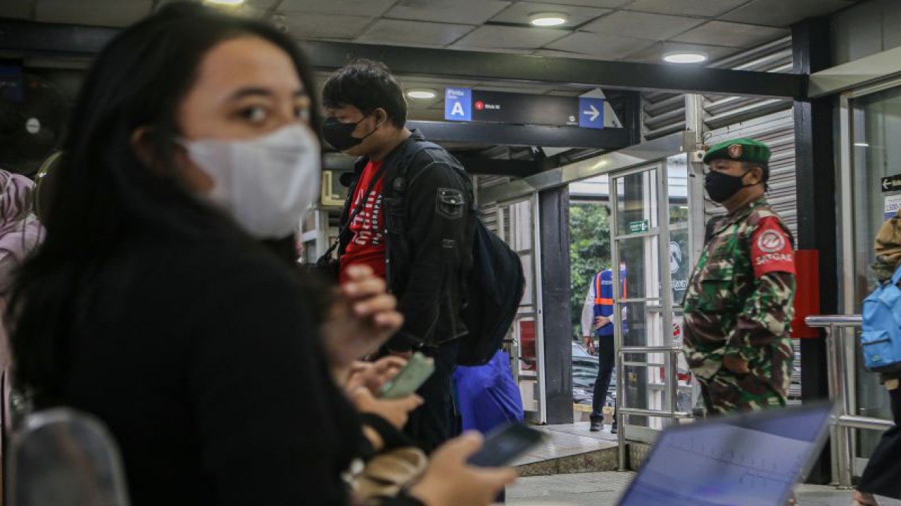Personil TNI berjaga di Halte TransJakarta Bendungan Hilir, Jakarta, Rabu (1/3/2023). . ANTARA FOTO/Fauzan/foc. (ANTARA FOTO/FAUZAN)