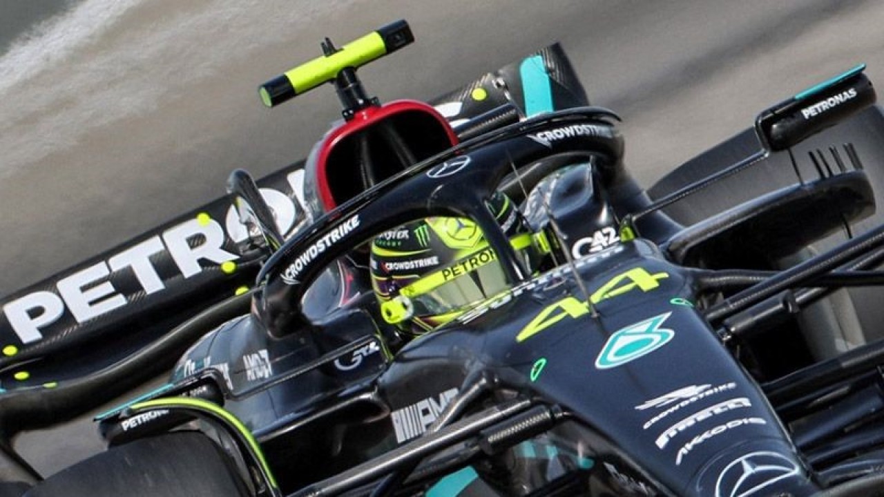 Pebalap tim Mercedes Lewis Hamilton menjalani hari kedua tes pramusim Formula 1 di Sirkuit Internasional Bahrain, Sakhir, Jumat (24/2/2023). ANTARA/AFP/Giuseppe Cacace/am.