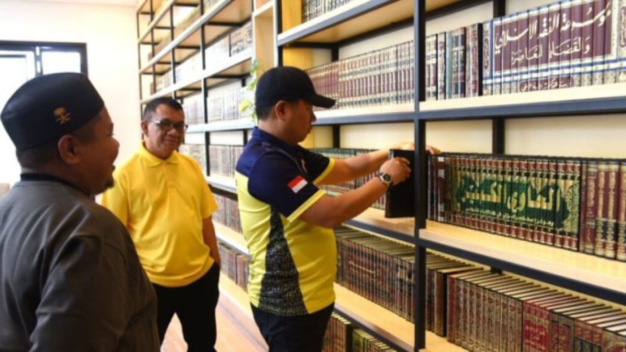 Gubernur Gorontalo, Hamka Hendra Noer, meninjau rumah literasi bergaya Eropa yang dibangun di Kelurahan Huangobotu, Kecamatan Dungingi, Kota Gorontalo. (ANTARA/HO-Diskominfotik)