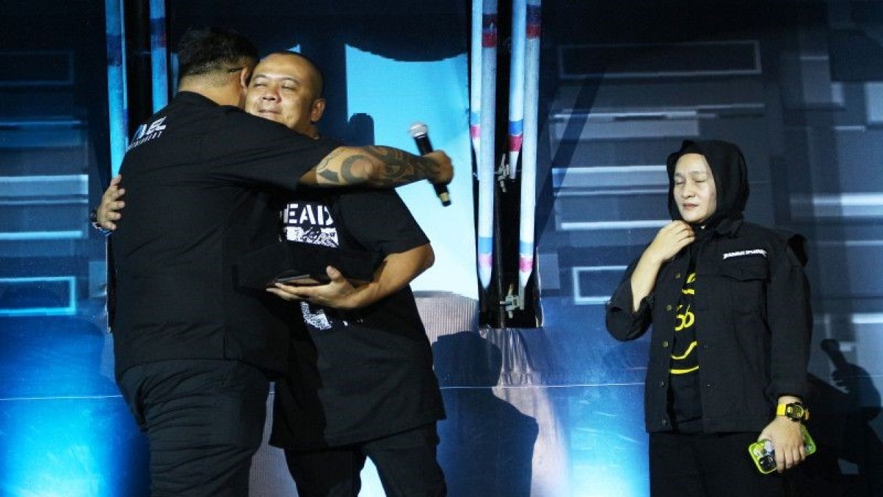 Pemberian penghargaan Legend/Lifetime Achievement untuk mendiang Eben BURGERKILL dalam ajang Hammersonic Awards di Carnaval Beach Ancol, Sabtu (18/3). (ANTARA/Adnan Nanda)