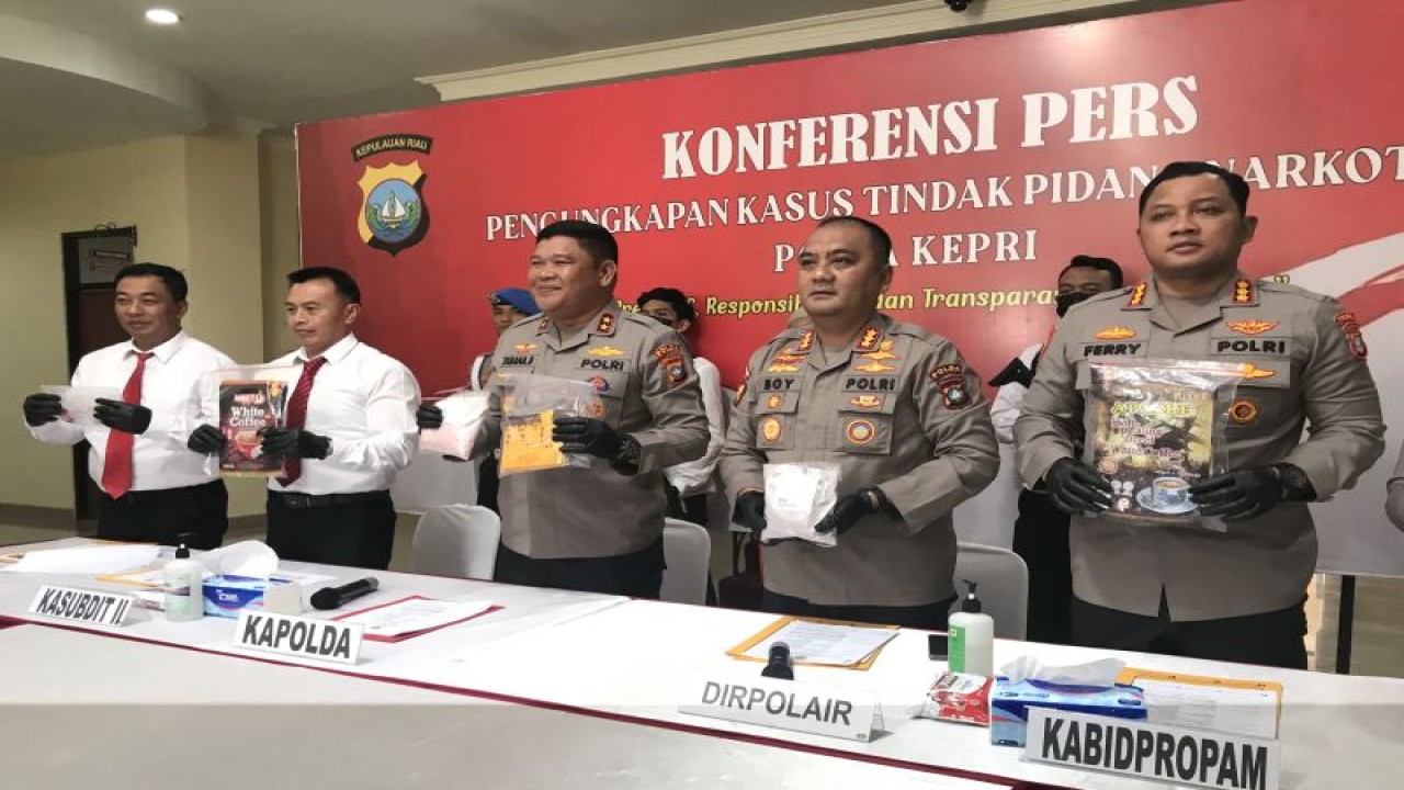 Kapolda Kepri Irjen Pol. Tabana Bangun saat merilis hasil tangkapan narkoba jenis “happy water” di Batam. (ANTARA/Yude)