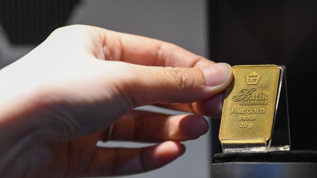 Petugas menunjukkan emas Antam di Butik Antam Pulo Gadung, Jakarta, Selasa (14/3/2023). Harga emas PT Aneka Tambang (Antam) Tbk. mengalami kenaikan menjadi Rp1,064 juta per gram pada Selasa (14/3) dari harga Senin (13/3) Rp1,054 juta per gram dan harga akhir pekan lalu berada di level Rp1,049 juta per gram karena sejalan dengan penguatan harga emas dunia. ANTARA FOTO/Aditya Pradana Putra/tom. (ANTARA FOTO/ADITYA PRADANA PUTRA)