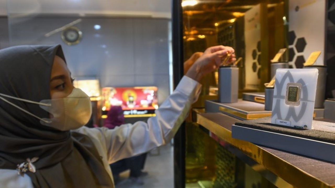 Petugas menunjukkan emas Antam di Butik Antam Pulo Gadung, Jakarta, Selasa (14/3/2023). Harga emas PT Aneka Tambang (Antam) Tbk. mengalami kenaikan menjadi Rp1,064 juta per gram pada Selasa (14/3) dari harga Senin (13/3) Rp1,054 juta per gram dan harga akhir pekan lalu berada di level Rp1,049 juta per gram karena sejalan dengan penguatan harga emas dunia. ANTARA FOTO/Aditya Pradana Putra/tom. (ANTARA FOTO/ADITYA PRADANA PUTRA)