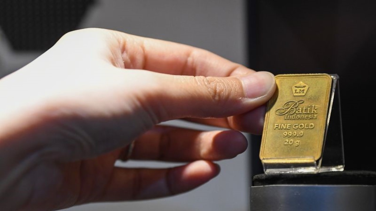 Petugas menunjukkan emas Antam di Butik Antam Pulo Gadung, Jakarta, Selasa (14/3/2023). Harga emas PT Aneka Tambang (Antam) Tbk. mengalami kenaikan menjadi Rp1,064 juta per gram pada hari Selasa (14/3) dari harga Senin (13/3) Rp1,054 juta/gram dan harga akhir pekan lalu berada di level Rp1,049 juta/gram karena sejalan dengan penguatan harga emas dunia. ANTARA FOTO/Aditya Pradana Putra/tom.