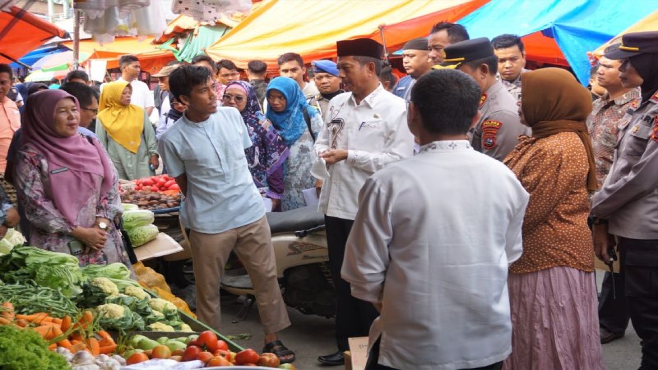 Wakil Bupati Pasaman Barat Risnawanto bersama jajaran saat memantau harga kebutuhan pokok di pasar tradisional Simpang Tiga Kecamatan Luhak Nan Duo.