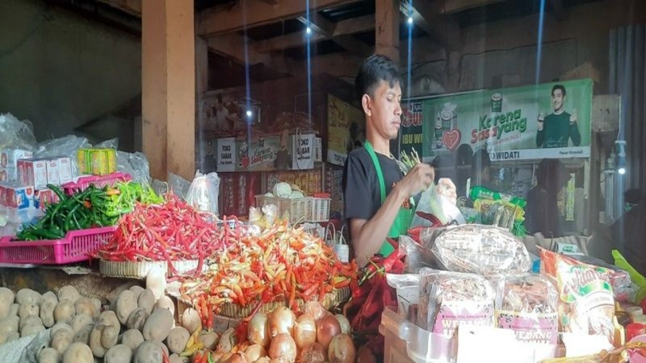 Seorang pedagang komoditas sayur saat melayani pembeli di Pasar Tradisional Boyolali, Selasa (21/3/2023). ANTARA/Bambang Dwi Marwoto.