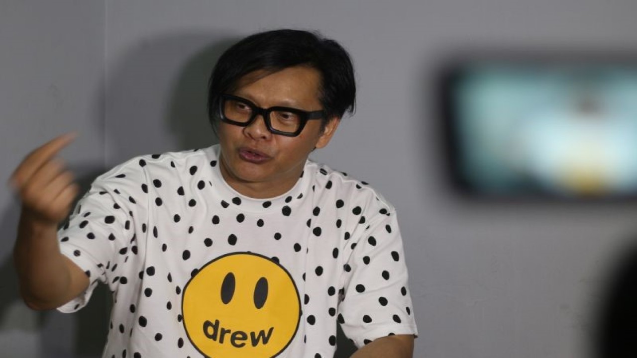 Arsip foto - Penyanyi Armand Maulana saat ditemui di sebuah studio musik di Jakarta, Rabu (8/2/2023). (ANTARA/Ahmad Faishal)