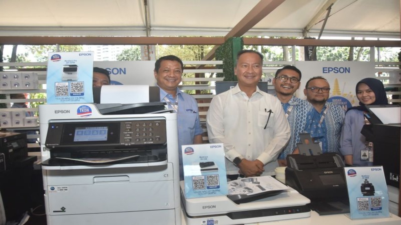 Menteri Perindustrian Agus Gumiwang Kartasasmita meninjau pameran Produk Dalam Negeri dalam rangkaian Business Matching Produk Dalam Negeri 2023 (ANTARA/ HO Kementerian Perindustrian)