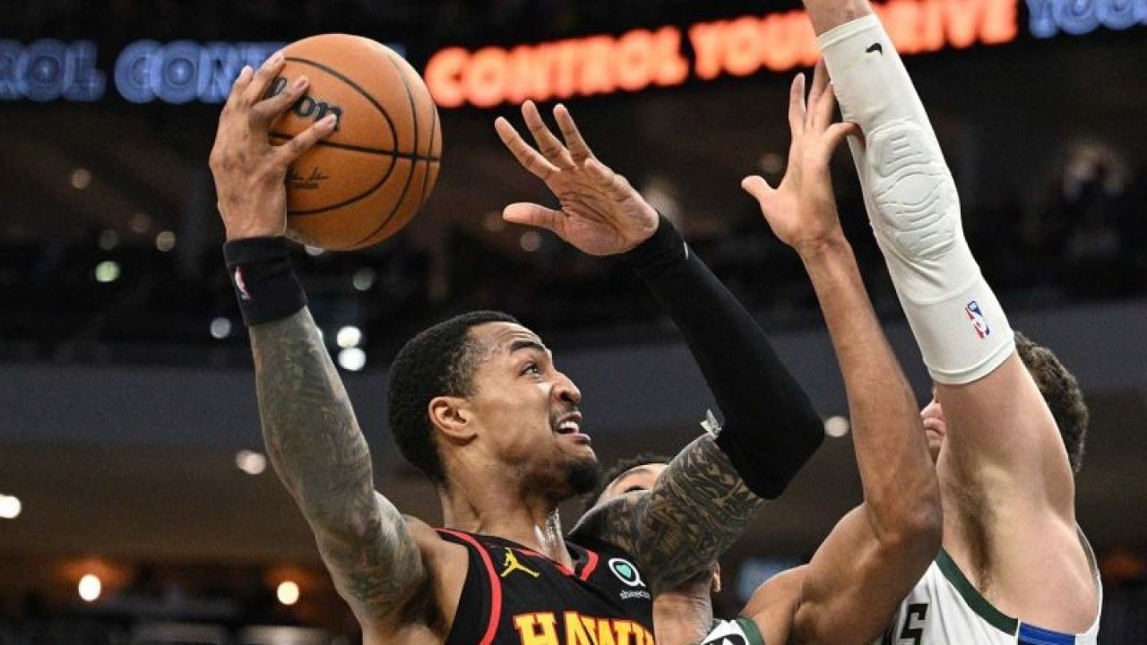 Arsip - Pebasket Atlanta Hawks John Collins (20) mencoba melewati hadangan pebasket Milwaukee Bucks Giannis Antetokounmpo (34) dan Brook Lopez (11) pada laga NBA di Fiserv Forum​​​​​​​, Milwaukee, Wisconsin, AS (14/11/2022). ANTARA FOTO/Michael McLoone-USA TODAY Sports/aww.