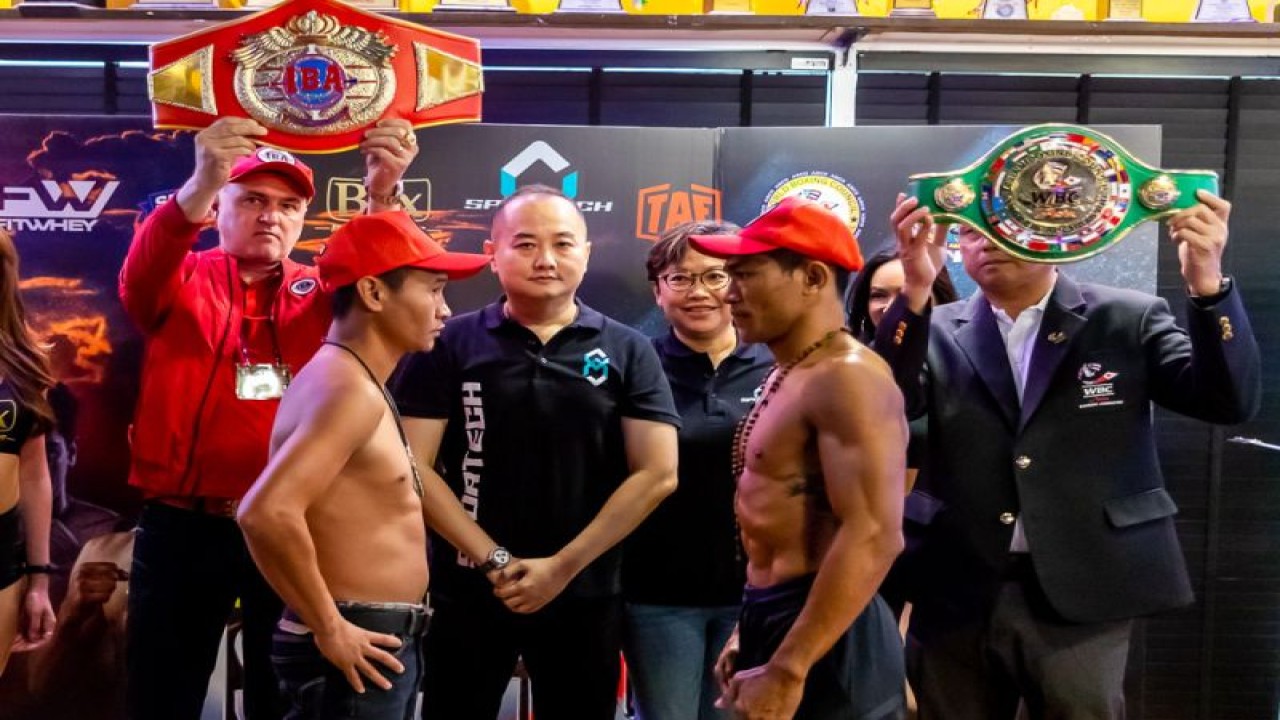 Hebi Marapu (kanan) dalam sesi berat badan satu hari jelang duel melawan petinju Thailand Phissanu Chimsunthom (kiri) di Bangkok, Thailand, Jumat (3/3/2023). (ANTARA/HO-XBC Sportech)