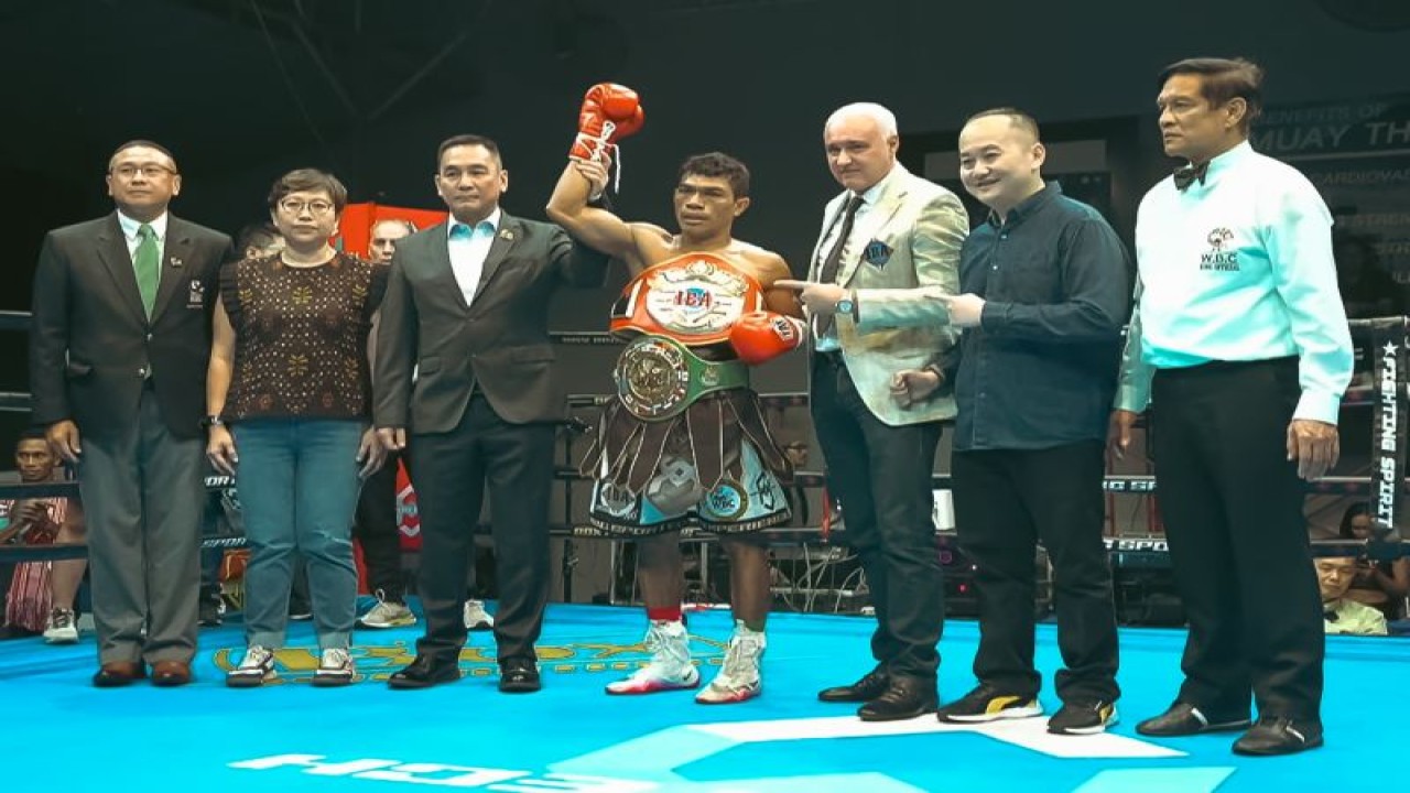 Petinju profesional Indonesia Hebi Marapu menganvaskan Phissanu Chimsunthom pada ronde kedua dari 10 ronde di Ambassador Hotel, Bangkok, Thailand, Sabtu (4/3/2023).  (ANTARA/HO-XBC Sportech)