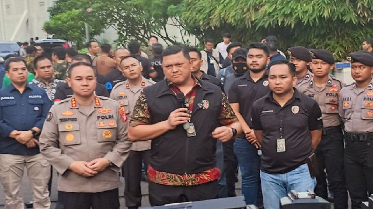 Direktur Reserse Kriminal Umum (Dirreskrimum) Polda Metro Jaya Kombes Pol Hengki Haryadi (tengah) bersama Kabid Humas Polda Metro Jaya Kombes Pol Trunoyudo Wisnu Andiko (kiri) saat konferensi pers di TKP rekonstruksi Jakarta, Jumat (10/3/2023). ANTARA/Ilham Kausar