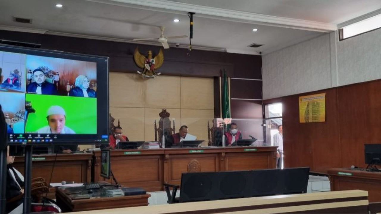 Terdakwa Henry Hernando mengikuti sidang vonis secara daring di PN Bale Bandung, Kabupaten Bandung, Jawa Barat, Selasa (28/3/2023). (ANTARA/Bagus Ahmad Rizaldi)