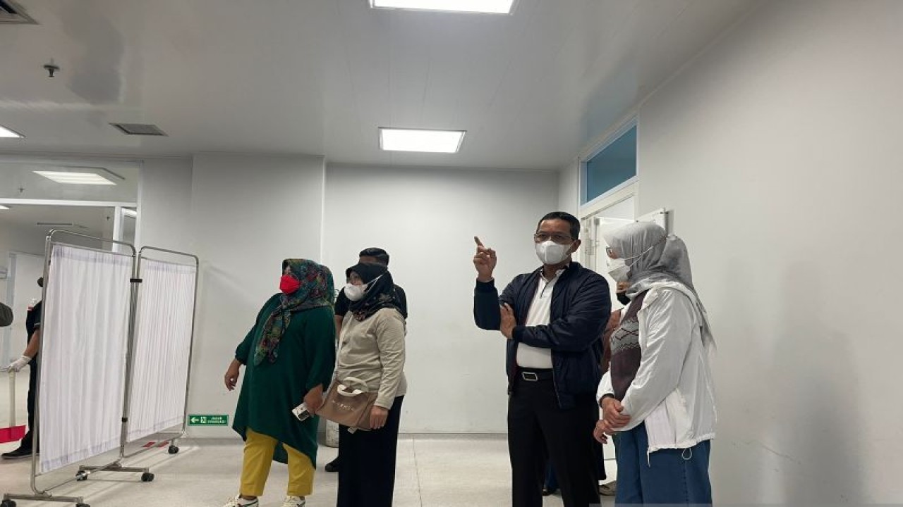 Penjabat Gubernur DKI Heru Budi Hartono (dua dari kanan) meninjau penanganan korban kebakaran depo Pertamina di RSUD Koja, Jumat malam (3/3/2023). ANTARA/HO-Pemprov DKI