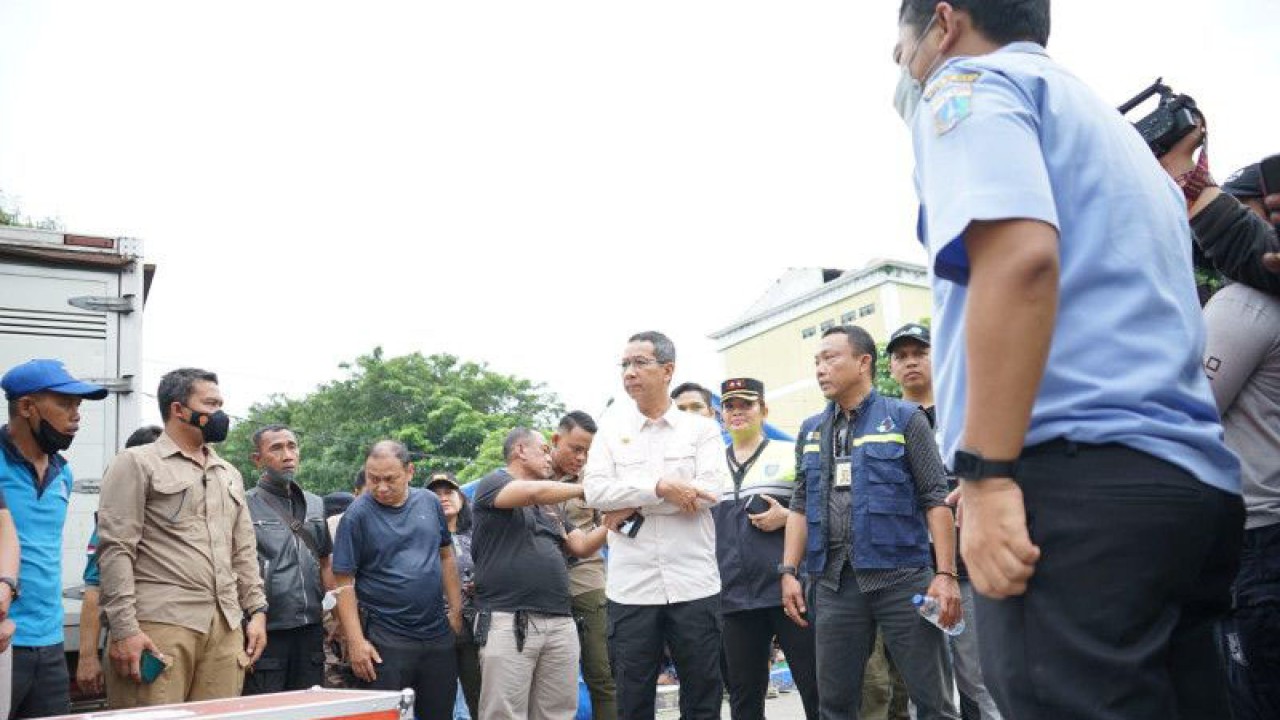 Penjabat Gubernur DKI Heru Budi Hartono meninjau para pengungsi kebakaran Depo BBM Pertamina di Koja, Jakarta Utara, Sabtu (4/3/2023) ANTARA/HO-Pemprov DKI