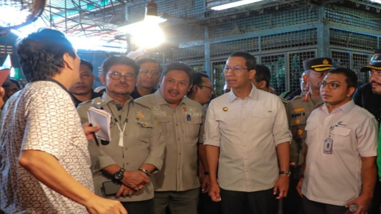 Menteri Pertanian Syahrul Yasin Limpo (dua dari kiri) dan Penjabat Gubernur DKI Heru Budi Hartono (dua dari kanan) berbincang dengan pedagang bawang merah di Pasar Induk Kramat Jati, Jakarta Timur, Senin (6/3/2023). ANTARA HO-Pemprov DKI