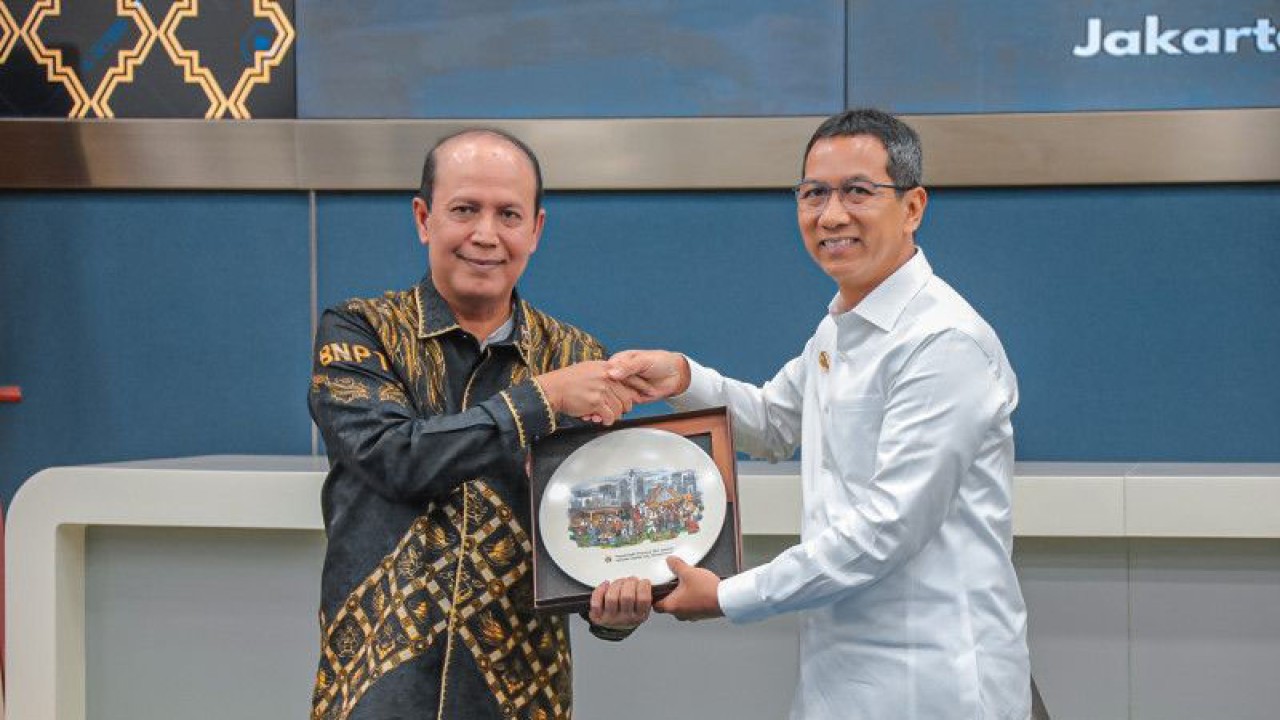 Penjabat Gubernur DKI Heru Budi Hartono (kanan) bersama Kepala BNPT Komisaris Jenderal Polisi Boy Rafli Amar pada sosialisasi pencegahan paham radikal kepada ASN dan BUMD di Balai Kota Jakarta, Senin (6/3/2023). ANTARA/HO-Pemprov DKI