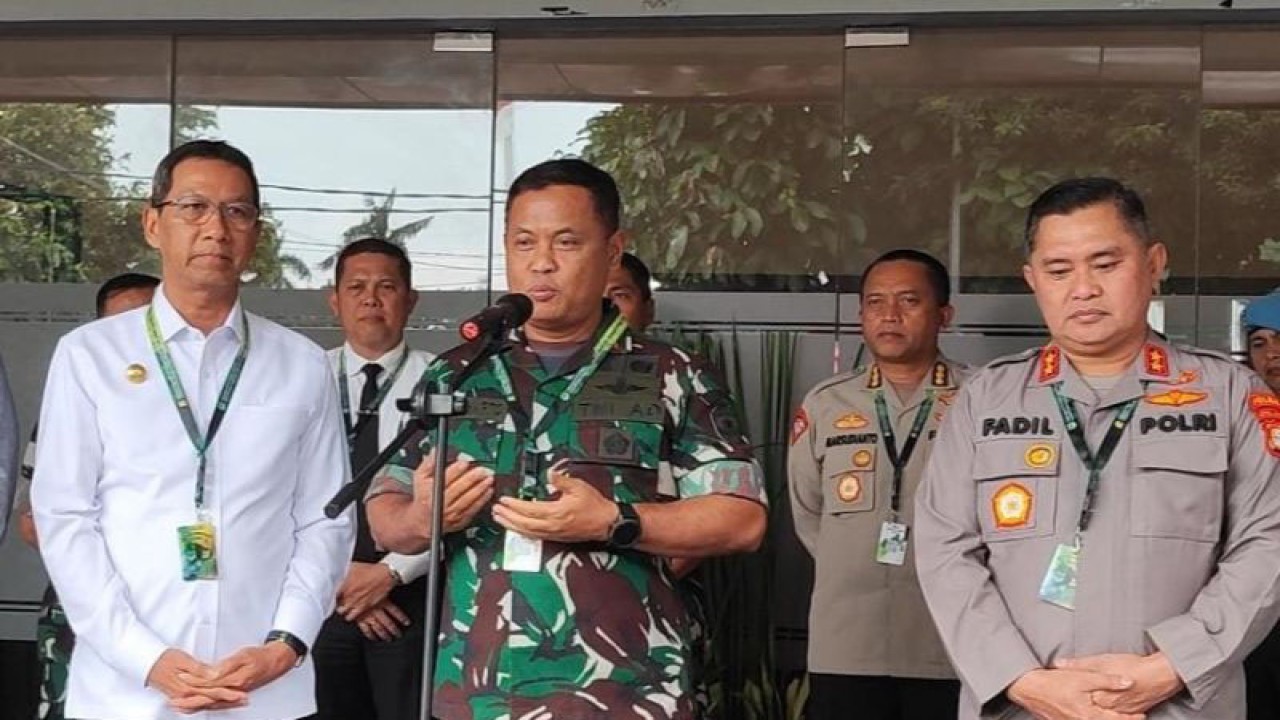 Pangdam Jaya Mayjen TNI Untung Budiharto bersama PJ Gubernur DKI Jakarta Heru Budi Hartono (kiri), dan Kapolda Metro Jaya Irjen Pol Fadil Imran (kanan) saat memberikan keterangan pers di Makodam Jaya, Jakarta Timur, Selasa (7/3/2023). ANTARA/Syaiful Hakim