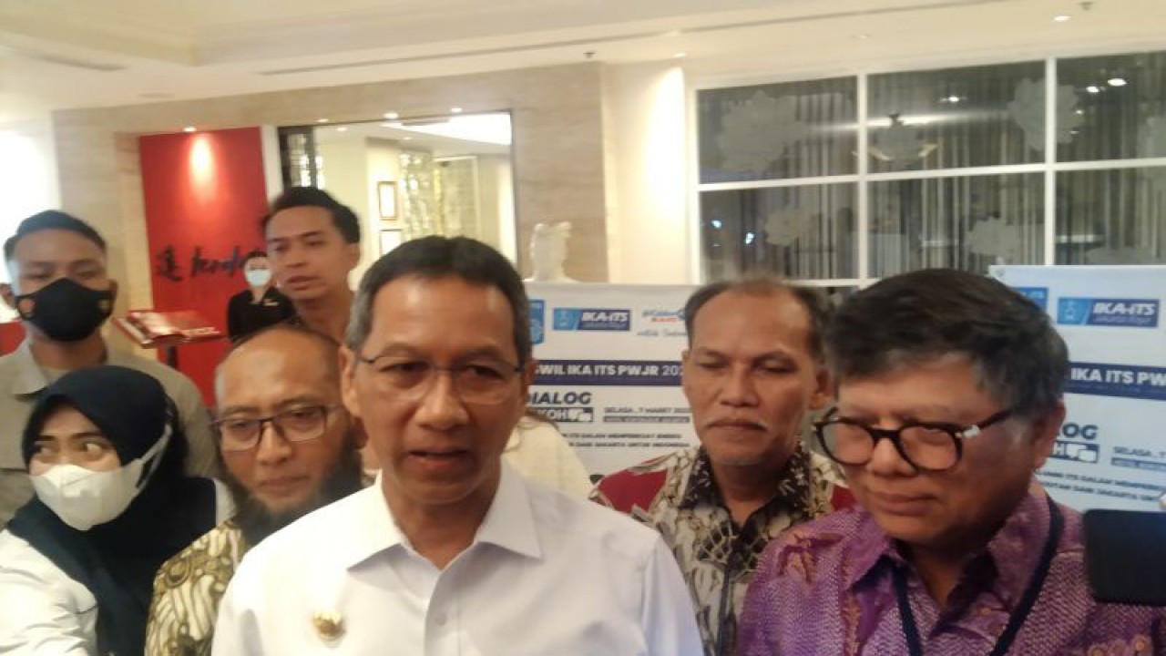 Penjabat Gubernur DKI Heru Budi Hartono diwawancarai wartawan terkait warga terdampak kebakaran depo Pertamina di Jakarta, Selasa (7/3/2023). ANTARA/Dewa Ketut Sudiarta Wiguna