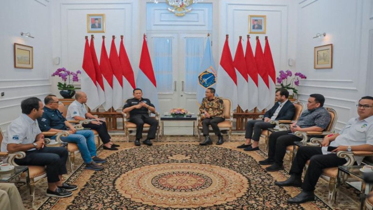 Penjabat (Pj) Gubernur DKI Jakarta Heru Budi Hartono (tengah kanan) menerima audiensi dari Ketua Umum Ikatan Motor Indonesia (IMI) yang juga Ketua Komite Pengarah (Steering Committee) Formula E Jakarta sekaligus Ketua MPR RI Bambang Soesatyo (tengah kiri) saat mendatangi Balai Kota DKI Jakarta, Jakarta Pusat, bersama Chief Championship Officer Formula E Alberto Longo (ketiga kanan) di Balai Kota Jakarta, Selasa (14/3/2023). ANTARA/HO-PPID DKI Jakarta