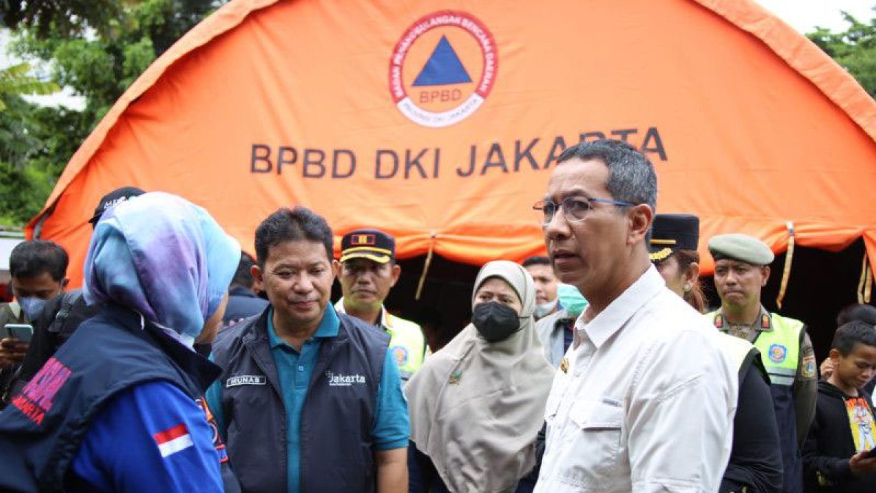 Penjabat Gubernur DKI Heru Budi Hartono meninjau warga yang mengungsi setelah kebakaran Depo BBM Pertamina di RPTRA Rasella, Rawa Badak Selatan, Koja Jakarta Utara, Sabtu (4/3/2023) (ANTARA)