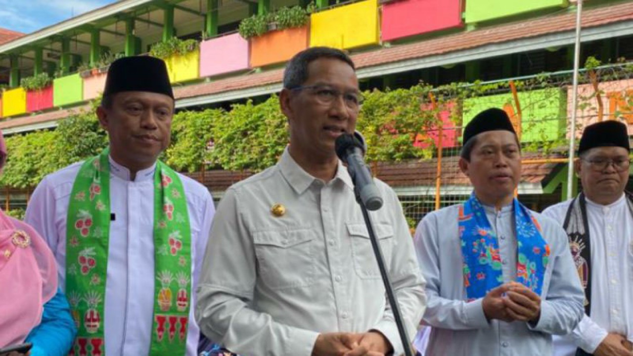 Penjabat Gubernur DKI Jakarta Heru Budi Hartono saat ditemui di SMAN 32, Kebayoran Lama, Jakarta, Jumat (3/3/2023). ANTARA/Luthfia Miranda Putri