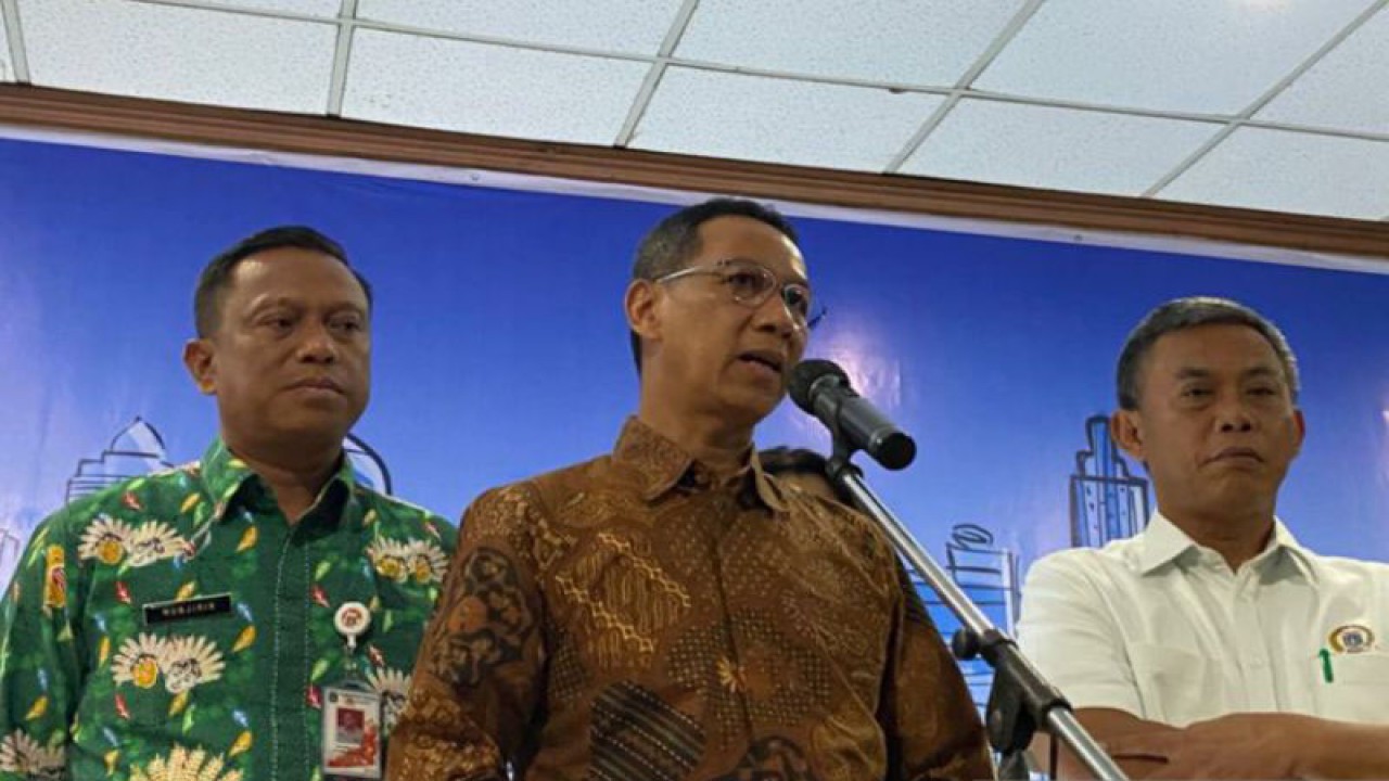 Penjabat (Pj.) Gubernur DKI Heru Budi Hartono memberikan keterangan kepada media di Jakarta, Kamis (16/3/2023). ANTARA/Luthfia Miranda Putri