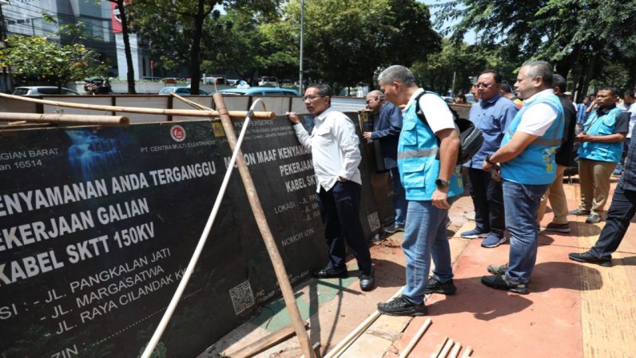 Penjabat (Pj) Gubernur DKI Jakarta Heru Budi Hartono mengecek instalasi jaringan utilitas kelistrikan di Jakarta Timur, Sabtu (18/3/2023). ANTARA/HO-PPID Jakarta