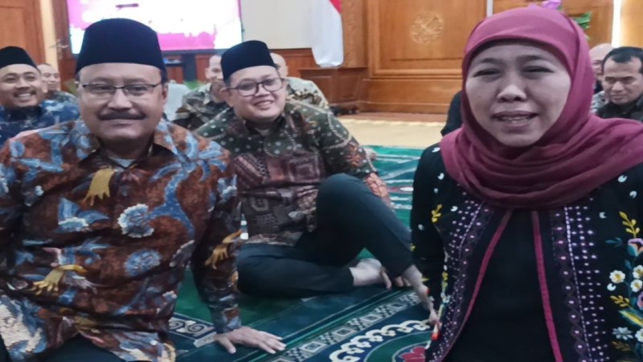 Gubernur Jawa Timur Khofifah Indar Parawansa berbincang dengan sejumlah pejabat usai berbuka puasa dan shalat Maghrib berjamaah di Gedung Negara Grahadi, Kota Surabaya, Kamis petang (23/3/2023). (ANTARA/Hanif Nashrullah)