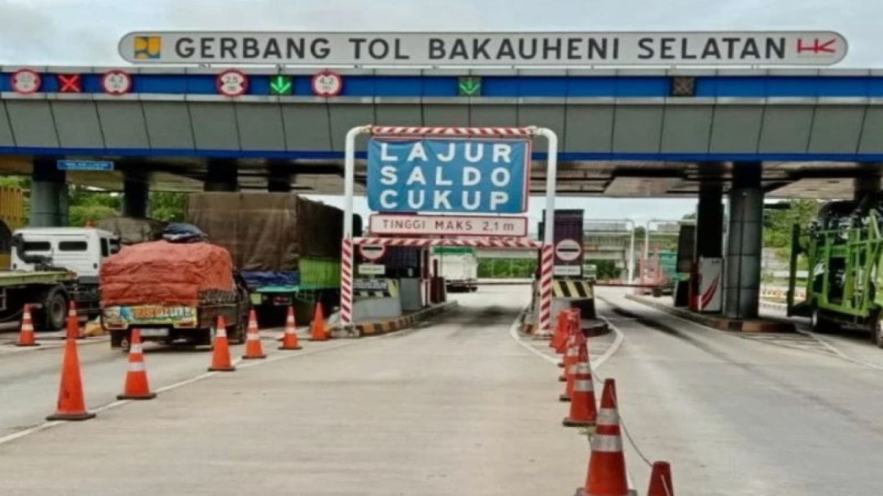 Ilustrasi - Kendaraan keluar masuk di Jalan Tol Trans-Sumatera (JTTS) melalui Gerbang Tol Bakauheni Selatan. ANTARA/HO-Hutama Karya